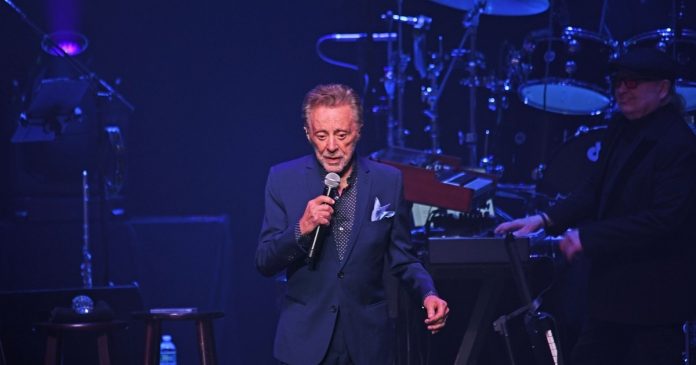 MixCollage-12-Mar-2025-10-49-AM-101.jpg Frankie Valli Net Worth 2025: ¿Cuánto dinero gana?