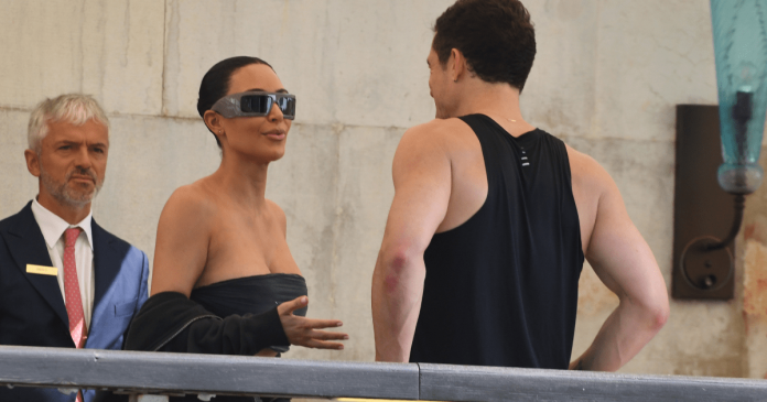 EVOLVE-IMAGES-2025-06-27T165649.890.png Orlando Bloom y Kim Kardashian pasan el rato en medio de Katy Perry Split Reports