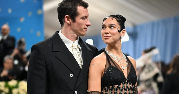 Callum Turner de Harry Potter está comprometido con Dua Lipa
