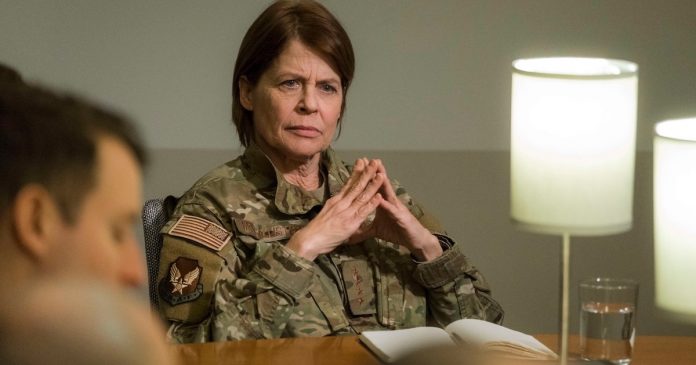 Linda Hamilton se vuelve honesta sobre Terminator, Stranger Things y Resident Alien | Entrevista
