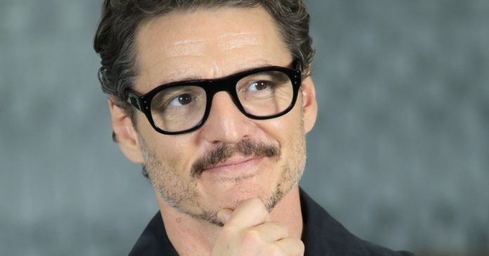 pedro-pascal-twitter-coffee.jpg Los fanáticos de Pascal se obsesionan con él vertiendo misterioso líquido