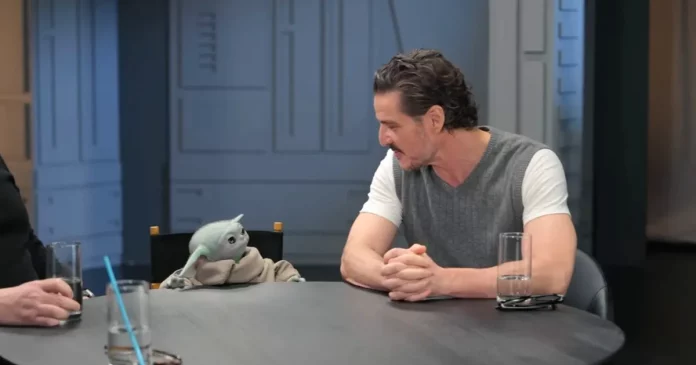 Pedro-Pascal-Tickles-Grogu-in-New-The-Mandalorian-Movie-Video.jpg Pedro Pascal le hace cosquillas a Grogu en el nuevo vídeo de la película The Mandalorian